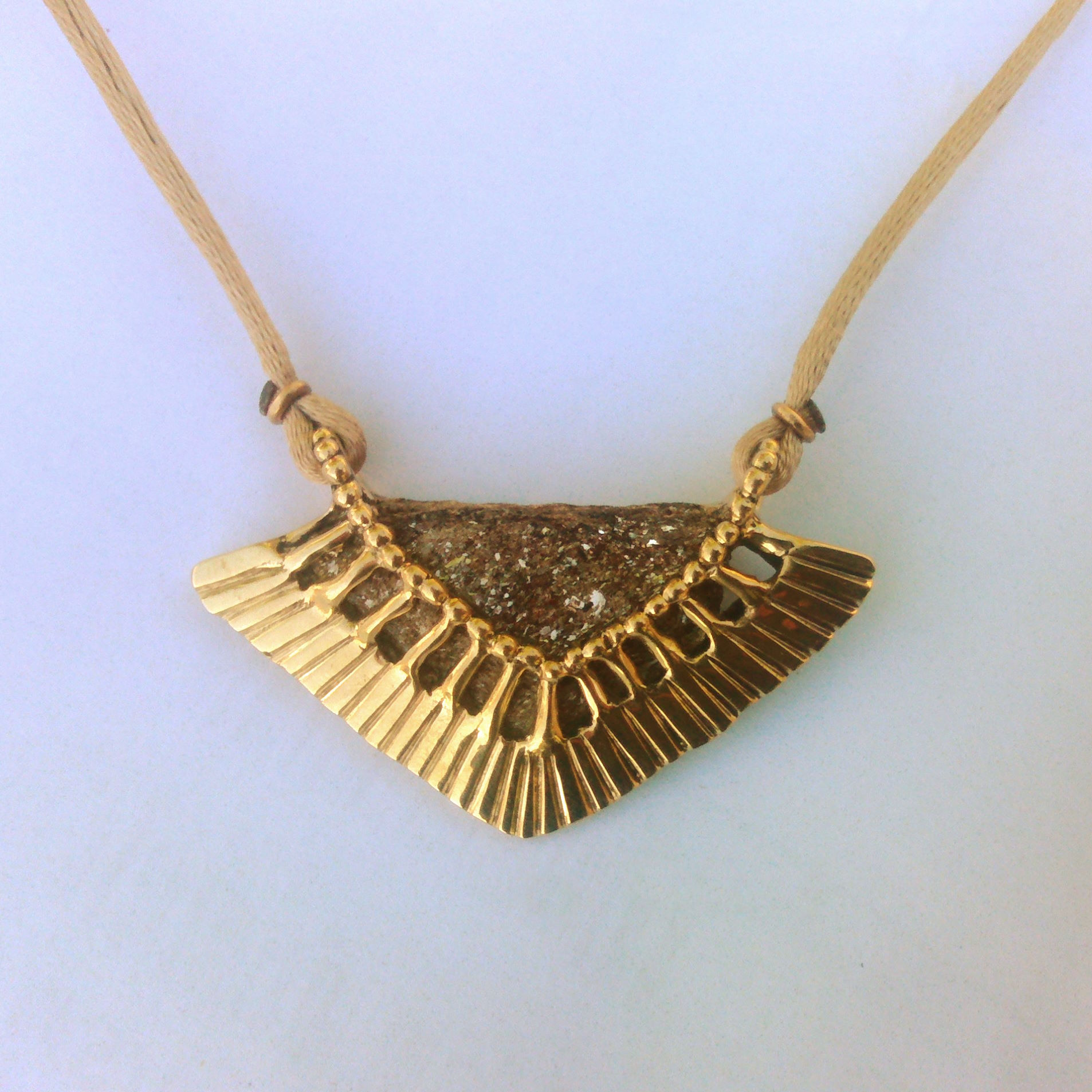 collier bronze et pierre de mica