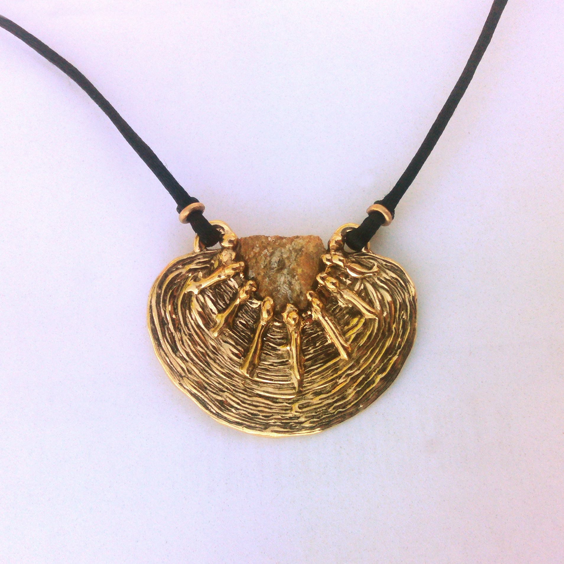 collier bronze et pierre de mica