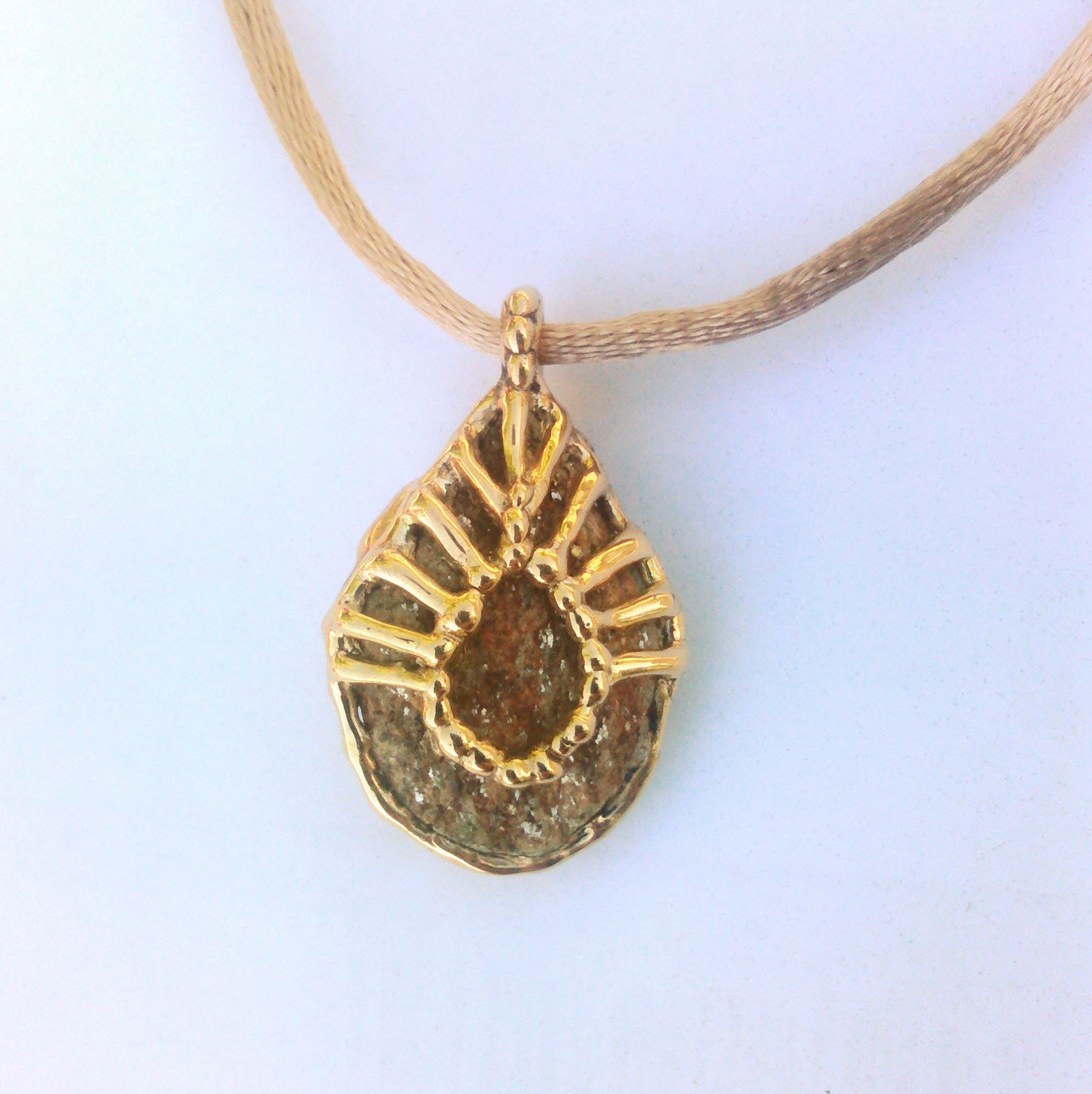 pendentif bronze et pierre de mica