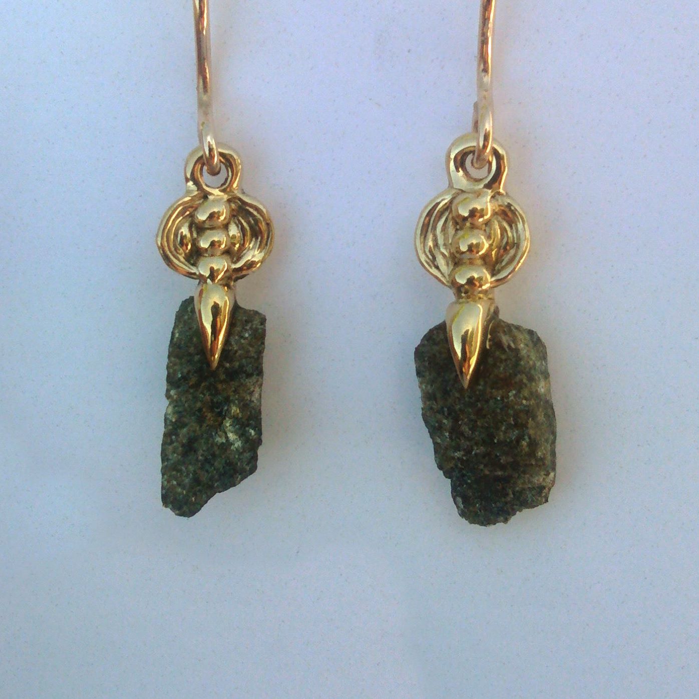 boucles d'oreilles bronze jaune et pierre brute grise