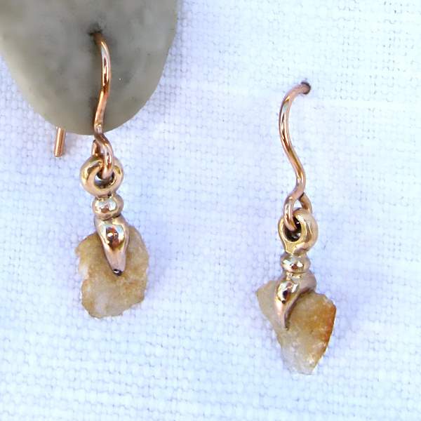 boucles d'oreilles bronze jaune et pierre brute rose