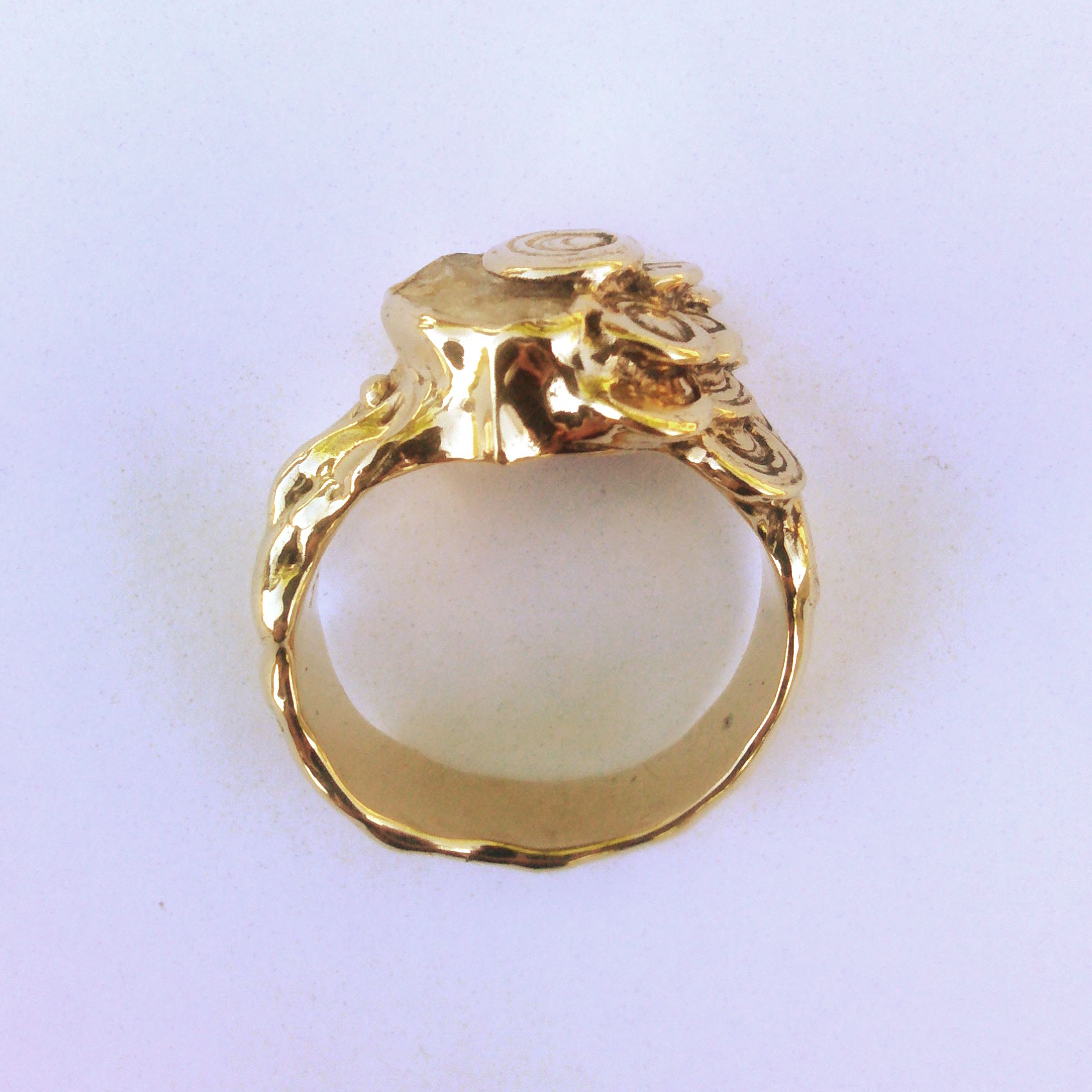 bague bronze jaune et pierre blanche
