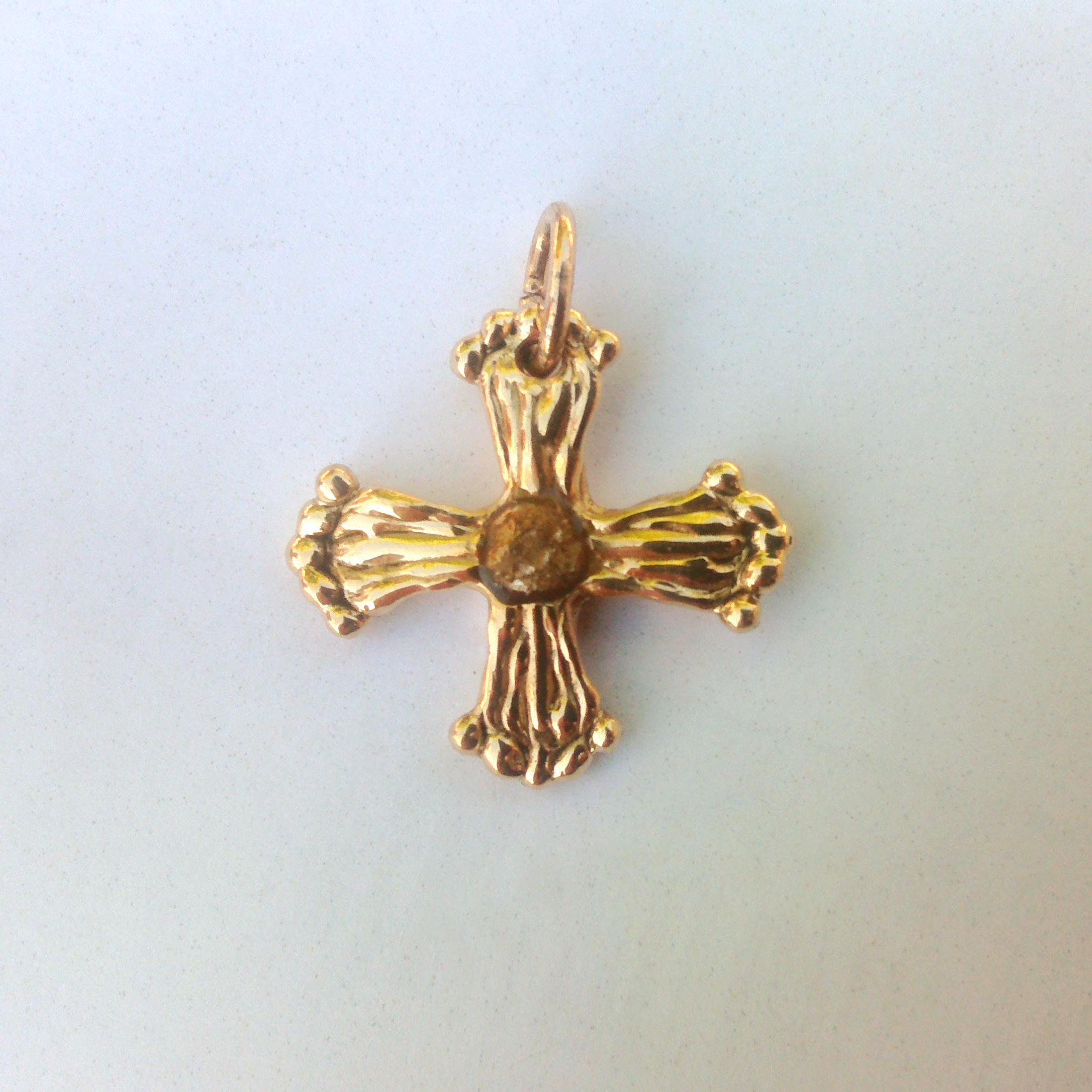 pendentif croix bronze jaune et pierre brute