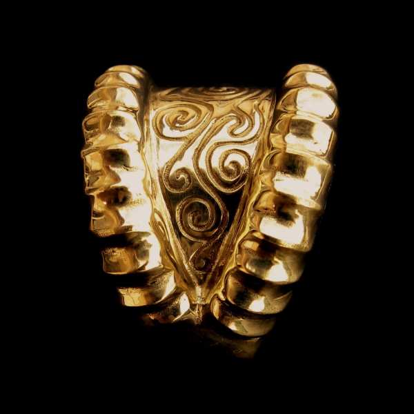 bague bouquetin avec gravures spiralées bronze jaune