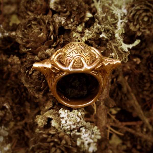 bague cerf avec dôme gravé de spirales bronze jaune