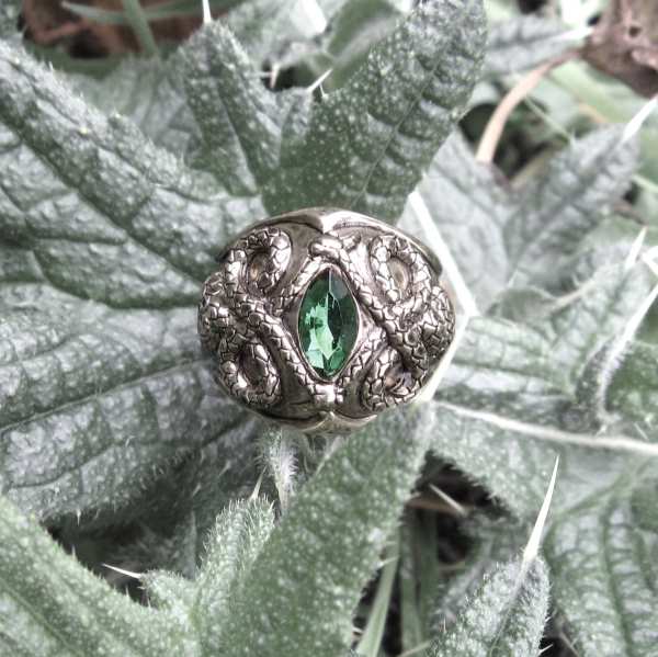 bague serpents entrelacés bronze blanc avec pierre verte