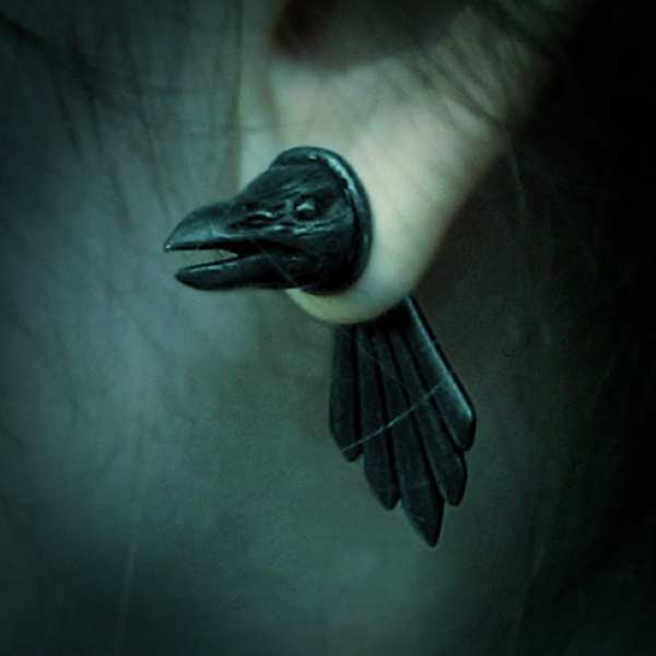 boucle d'oreille tête et queue de corbeau noir