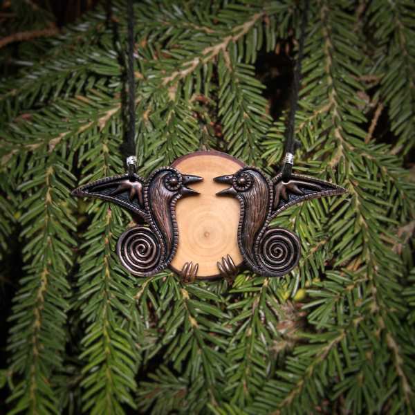 collier petits corbeaux et rondelle de bois