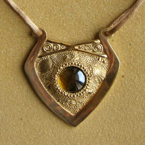 collier sable granulé et coquillages à cabochon central bronze jaune