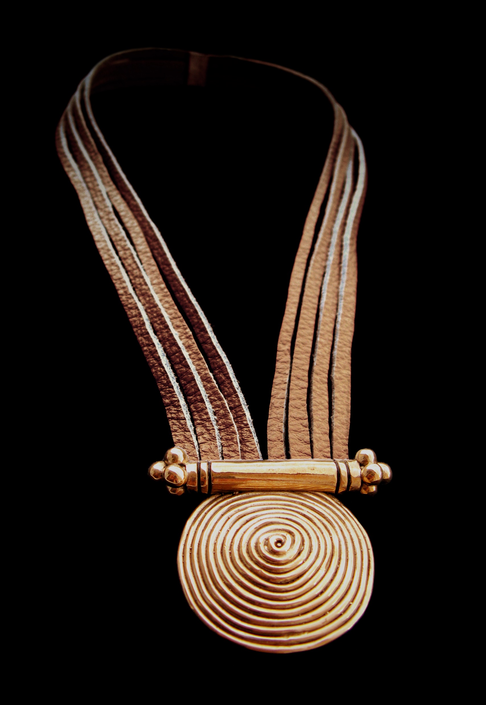 gros collier spirale et cuir