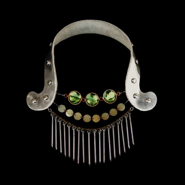 collier-torque à clous et cabochons verts