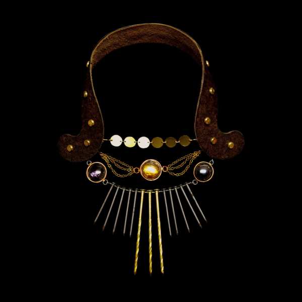 collier-torque à clous et cabochons