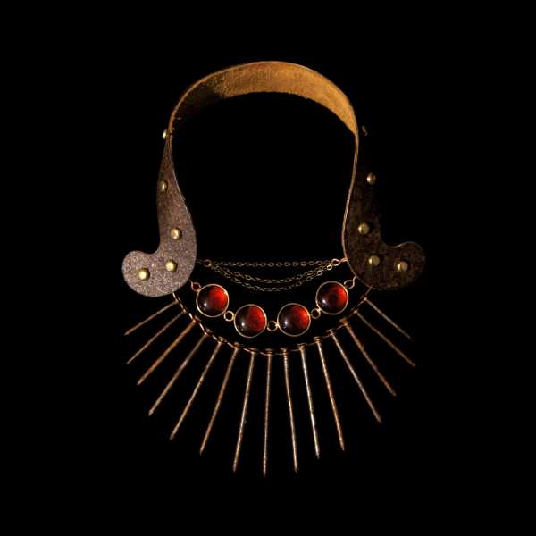collier-torque à clous et cabochons rouges