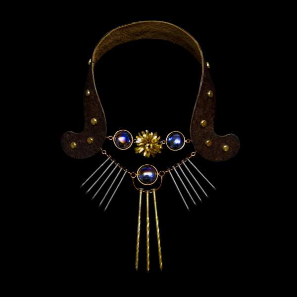 collier-torque à clous et cabochons bleus