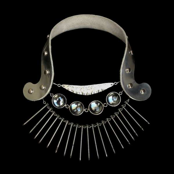 collier-torque à clous et cabochons gris