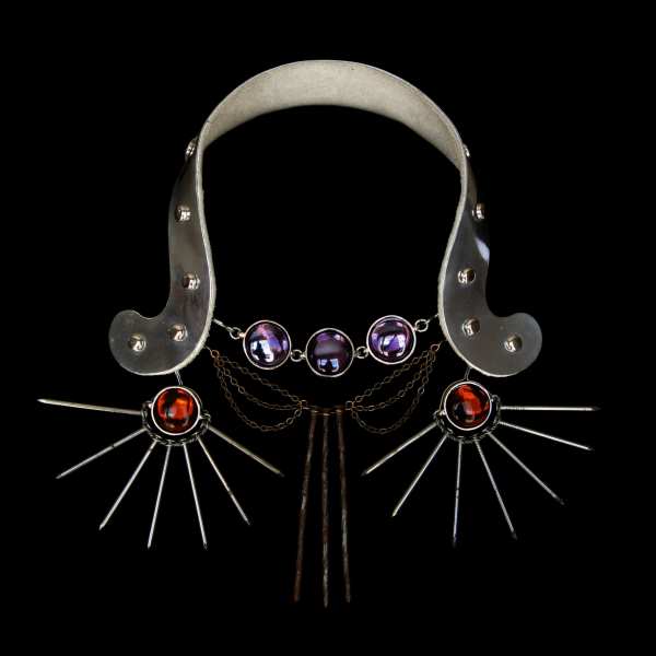collier-torque à clous et cabochons violets