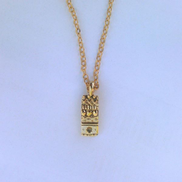 petit pendentif rectangulaire bronze jaune